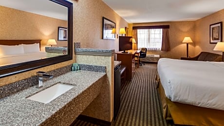 1 KING BED,NSMK,HI SPEED,MICFRG,COFMKR,HAIR,IRN/BRD,FULL BREAKFAST