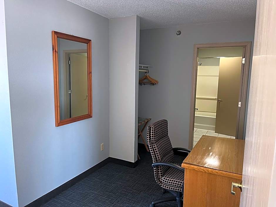 Days Inn & Suites by Wyndham Williamsburg IA North