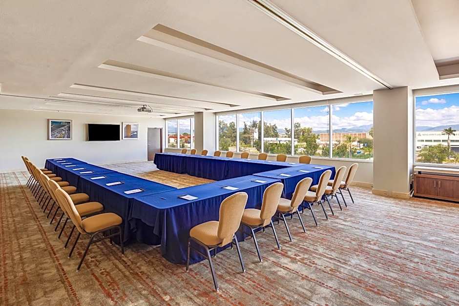 Fiesta Inn Suites Aeropuerto del Bajio