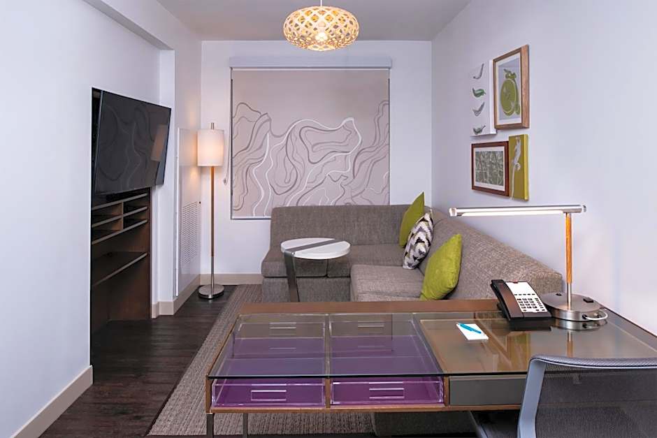 Photo 1 sur 2 de 1 Bedroom 1 King Bed Suite