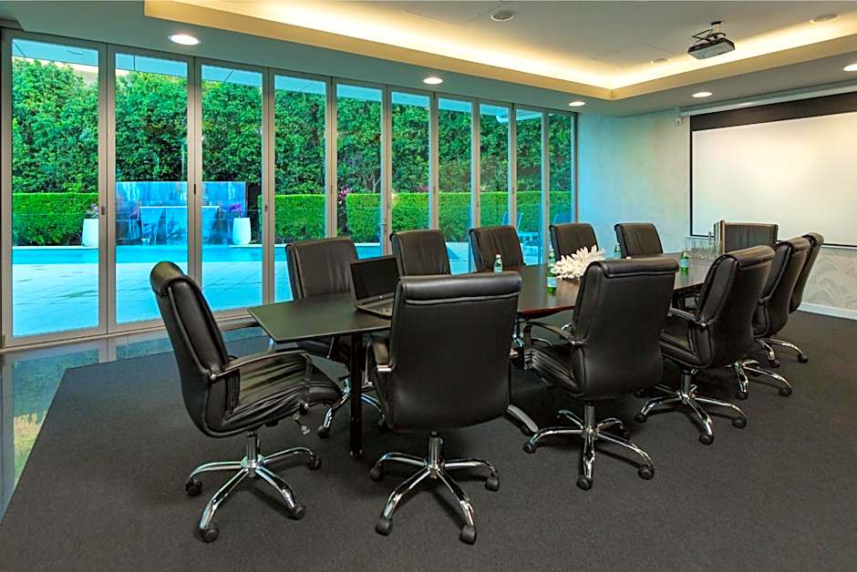 Springfield Lakes Hotel