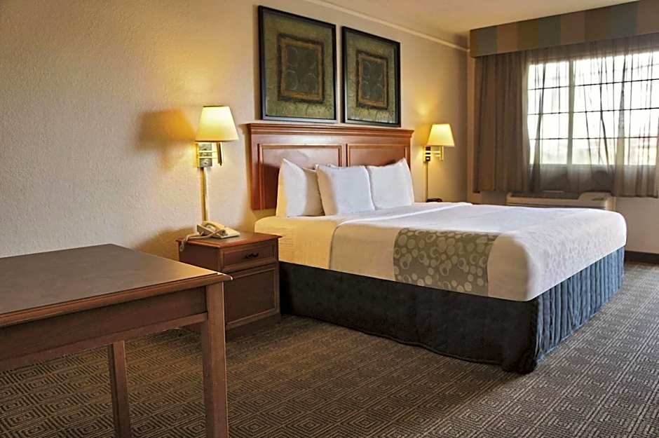 La Quinta Inn & Suites by Wyndham Albuquerque Airport