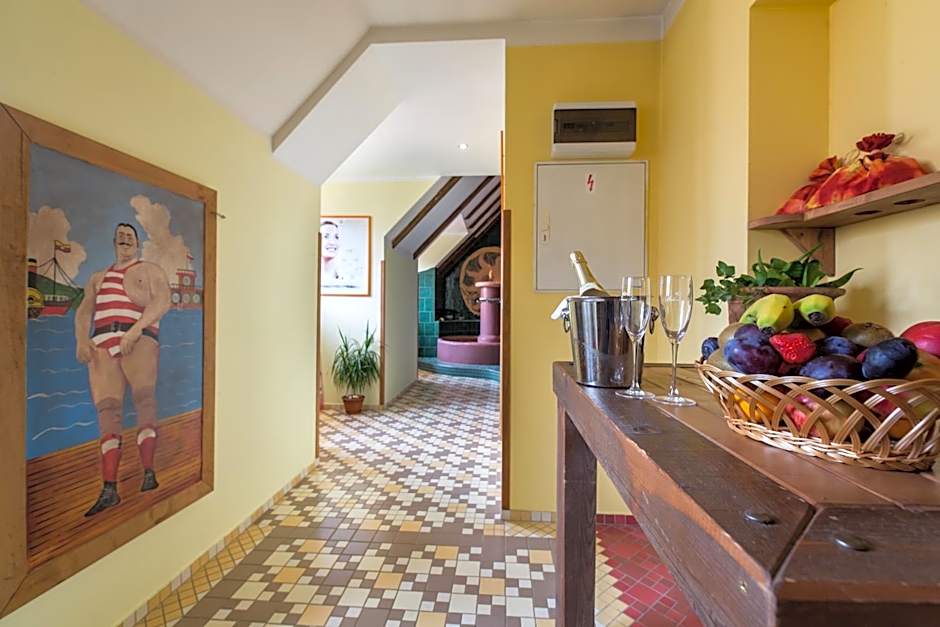 Hotel Selsky Dvur - Bohemian Village Courtyard