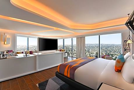 W Suite, City View, 1 King Bed, Corner location