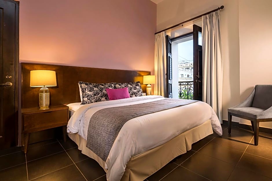 Decanter Hotel