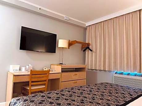 Standard Room with Queen Bed
