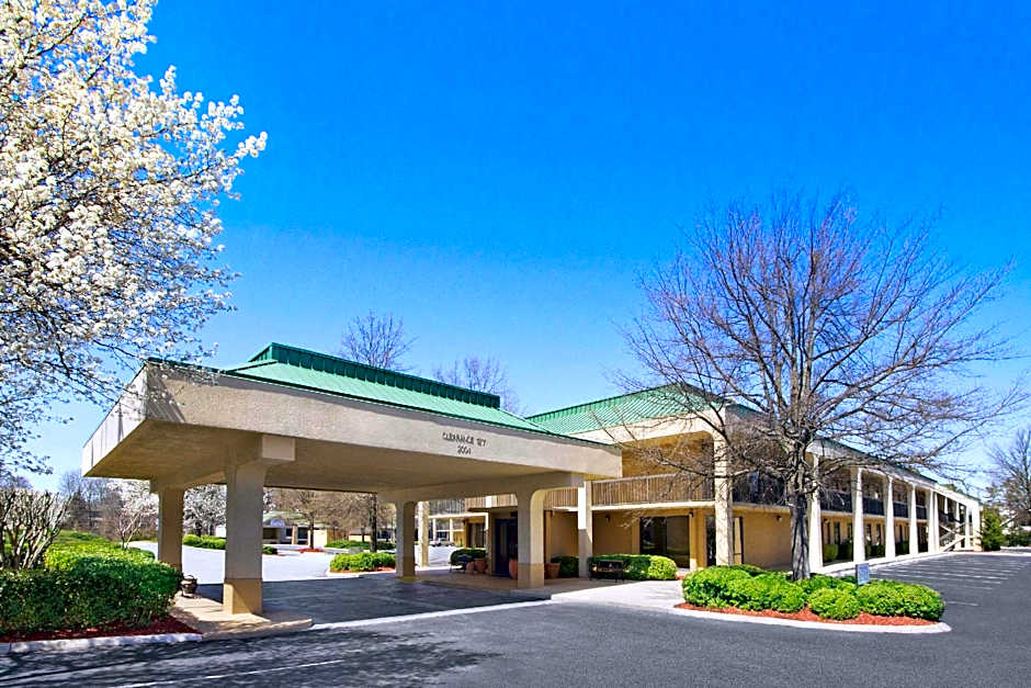 Howard Johnson by Wyndham Greensboro Near the Coliseum