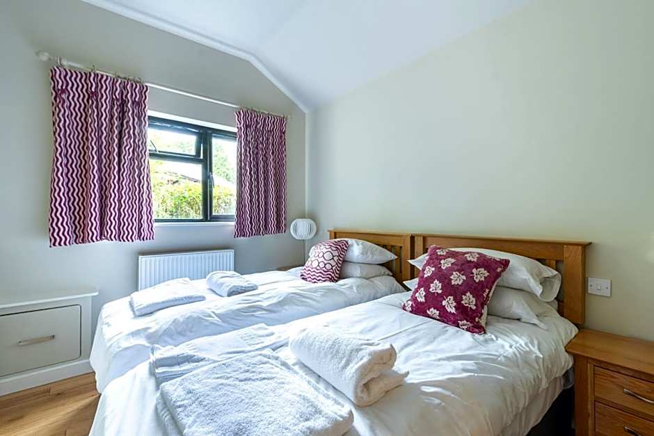 Tor Farm Lodges - Private Hot Tubs, Shared Seasonal Outdoor Pool, Dog Friendly