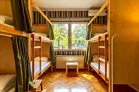 Bed in 6-Bed Mixed Dormitory Room