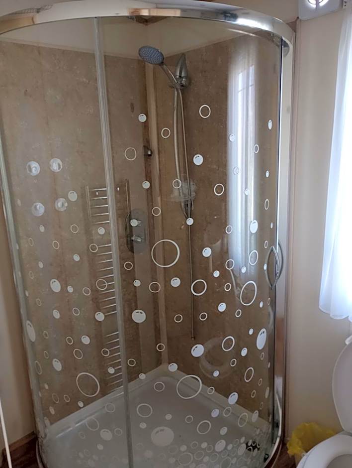 Luxury 2 bedroom caravan with large decking Close to beach