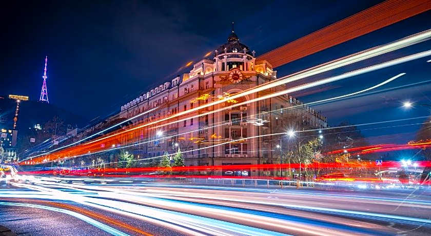 Zorba&Bond Hotel on the 8th