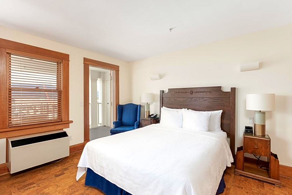 Photo 1 of 6 of 1 Queen Bed, Lake View