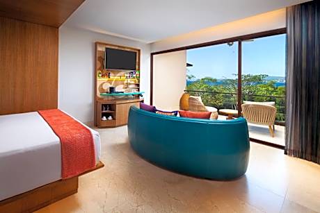 Deluxe King Room with Partial Ocean View