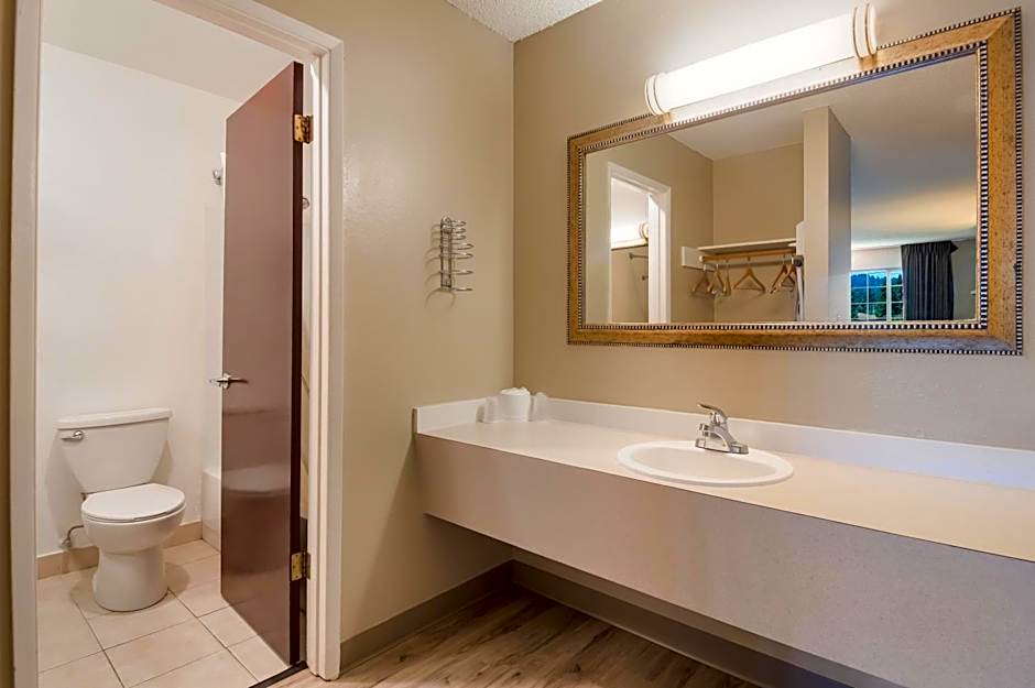 Rodeway Inn & Suites Portland West - Beaverton