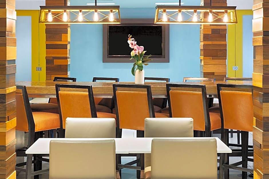 La Quinta Inn & Suites by Wyndham Atlanta Airport North