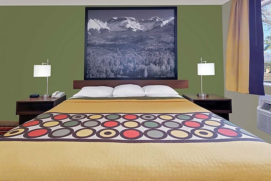 Zdjęcie 1 z 4 — 1 Queen Bed, Mobility Accessible
