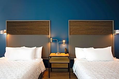 Queen Room with Two Queen Beds and Tub - Mobility Accessible