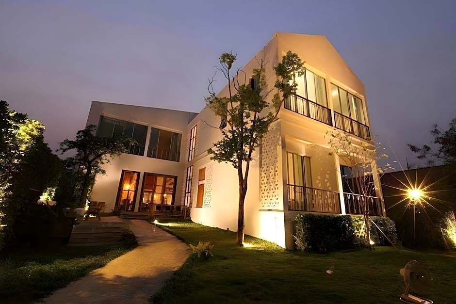 White Wall Riverfront Hotel