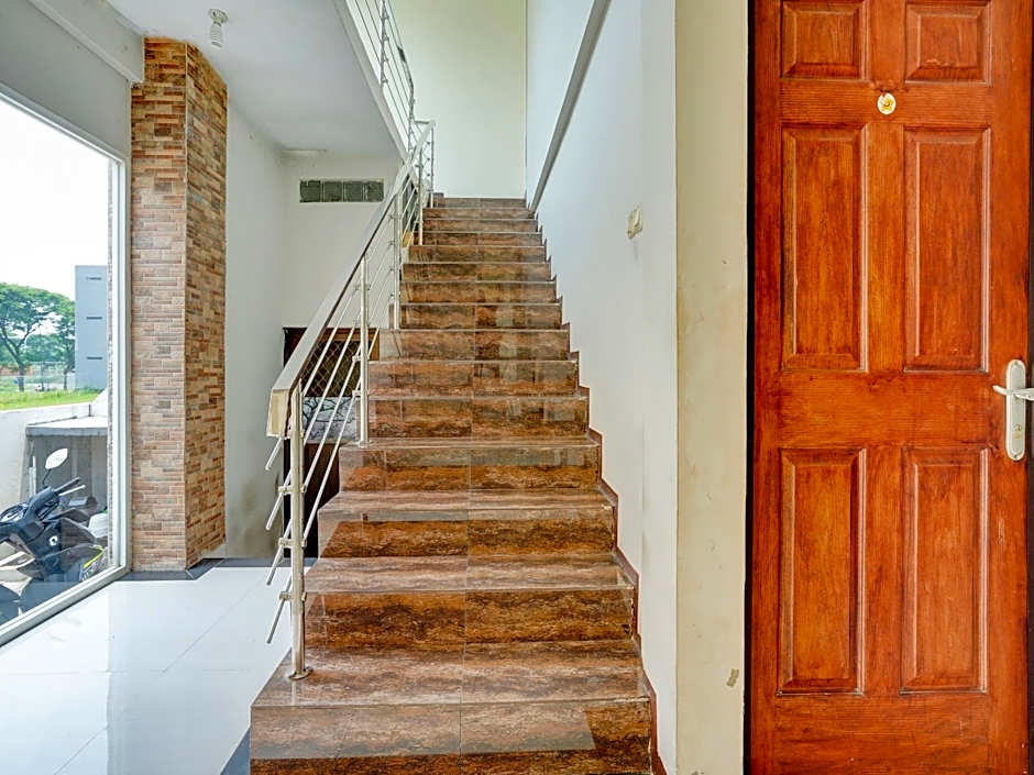 OYO Life 90606 Glass House Citraland Syariah