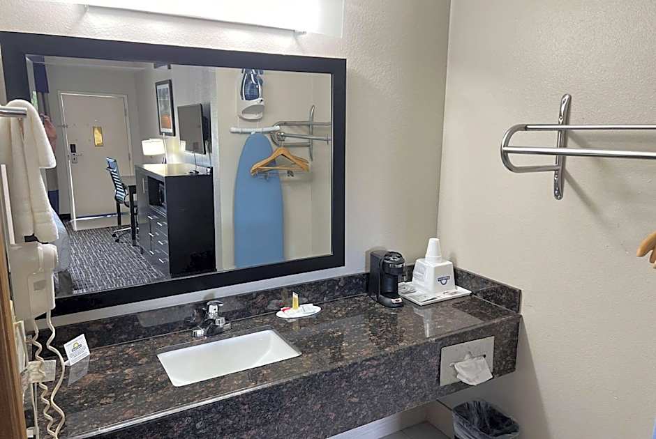 Days Inn by Wyndham Grove