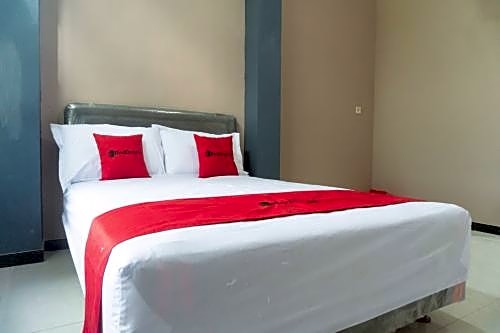 RedDoorz Syariah near Alun Alun Blitar