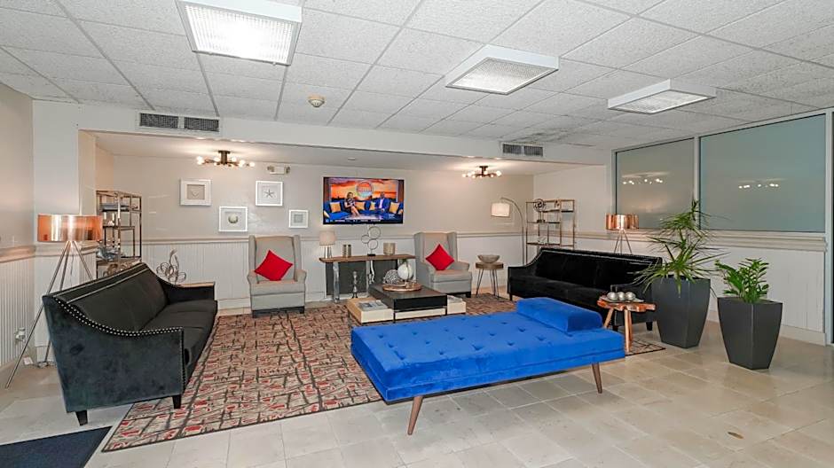 All-New, Ground-Floor, Huge Pool, Tiki Bar & Grill