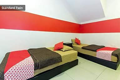 OYO 439 Night Queen Hotel