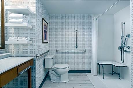 2 Queens Mobility/hearing Access Ri Shwr Ns Vis Firealrm/door/phn Alrt Hdtv/free Wi-fi/ Hot Breakfas