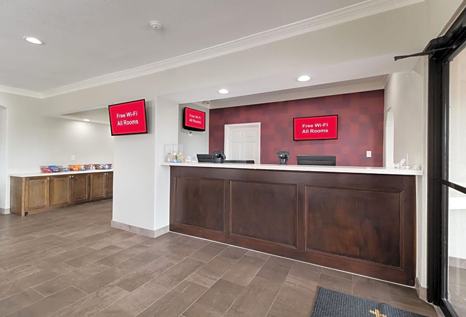 Red Roof PLUS+ Galveston - Beachfront