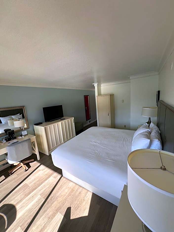 River House Inn, a Baymont by Wyndham