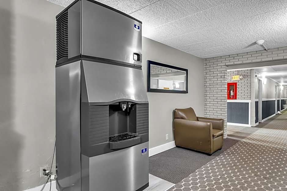 Eastland Suites Hotel & Conference Center By OYO Urbana