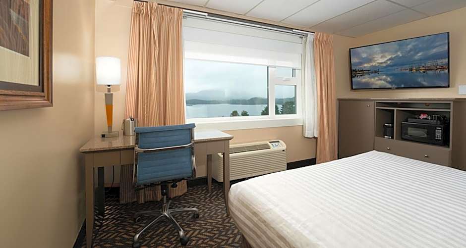 Photo 1 of 11 of Superior King Room