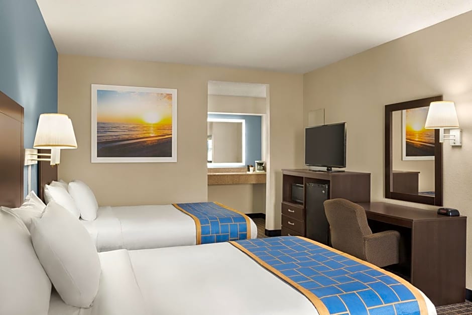 Days Inn & Suites by Wyndham Savannah Midtown