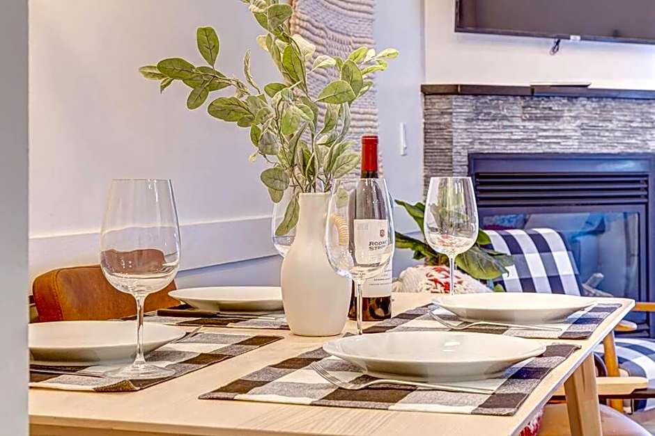 Mountain Retreat, Pool & Hot Tub, BBQ, Patio, King Bed, Sleeps 6!