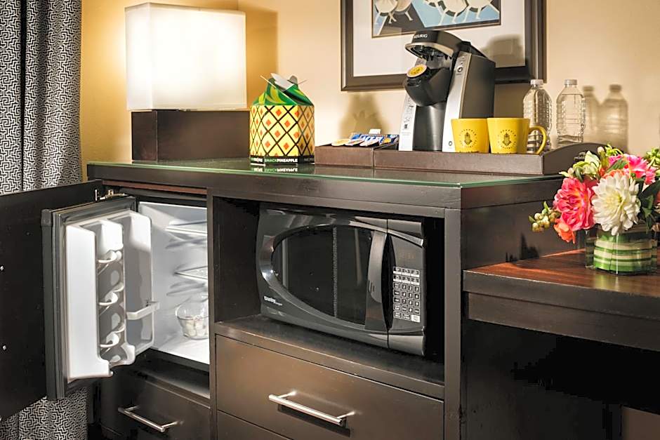 Staypineapple At The Maxwell Hotel