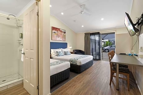 1 Queen And 1 Single Non-Smoking Deluxe Room Flat Screen Television Kitchenette Work Desk Air-Condit