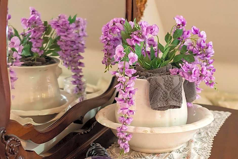 South Broadway Manor B&B - Near Fallingwater, Ohiopyle State Park, Hiking & Biking trails GAP