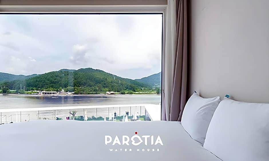 Parotia waterhouse hotel