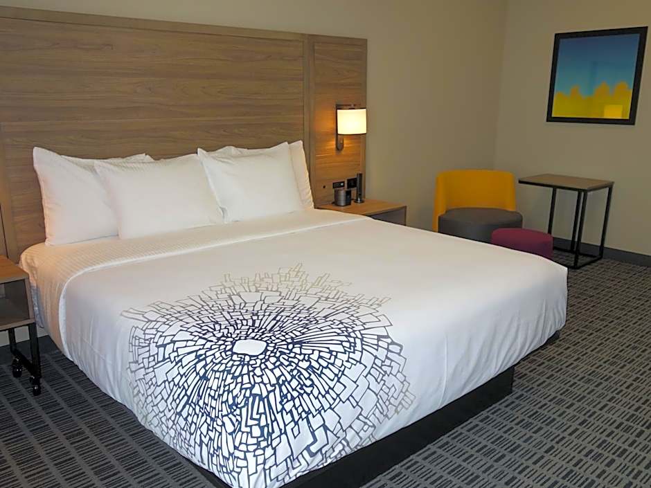 La Quinta Inn & Suites by Wyndham San Antonio Alamo City