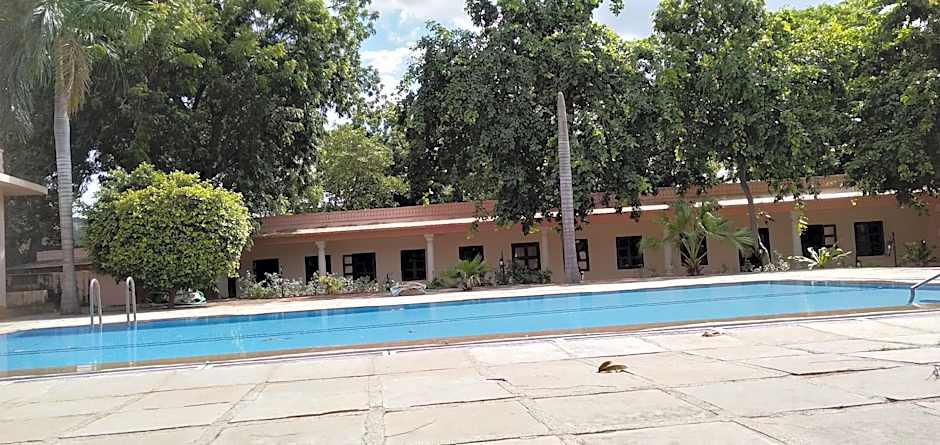 Foto 1 daripada 11 — Poolside