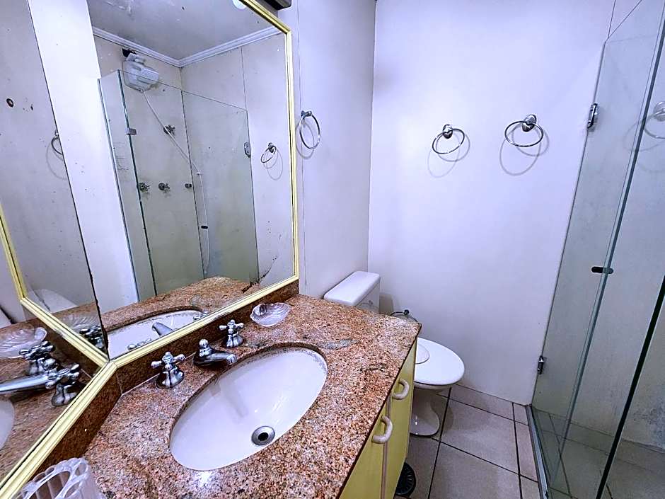 Lindo Flat Capitania Varam , WI FI , 2 aparelhos de ar condicionado , serviço de praia , enorme sacada com vista ao mar e telas de proteção para as crianças , 3 piscinas