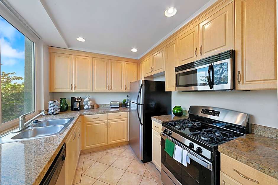 Beverly Hills Glamour Oasis 2 BR Apt with Parking 304