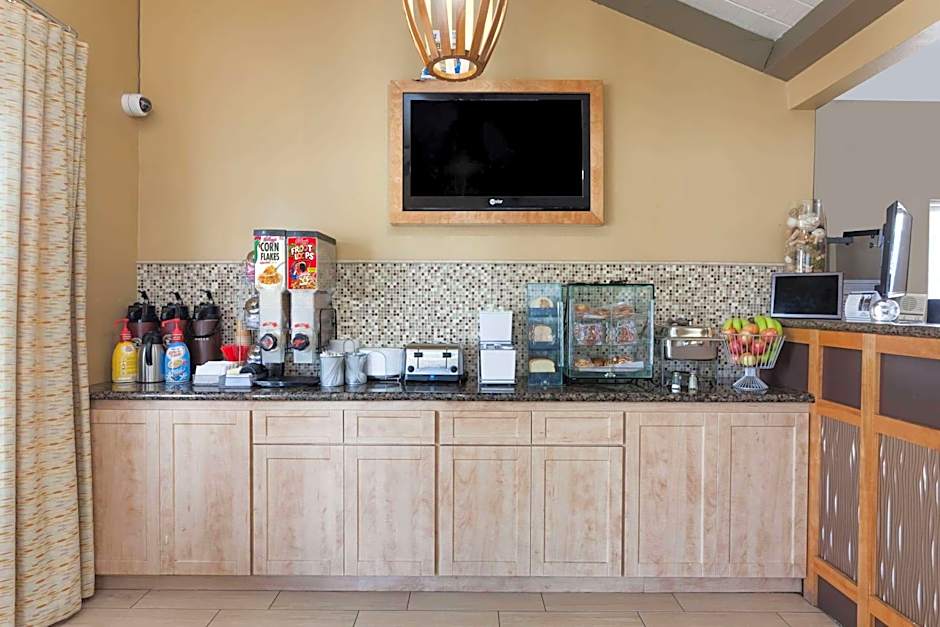 Howard Johnson by Wyndham National City/San Diego South