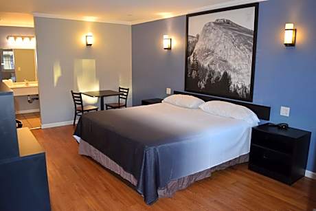 King Room with Mobility/Hearing Impaired Access - Non-Smoking