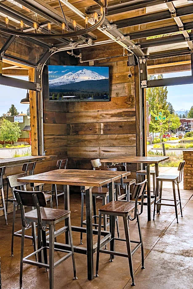 Ski Inn Taphouse Hotel