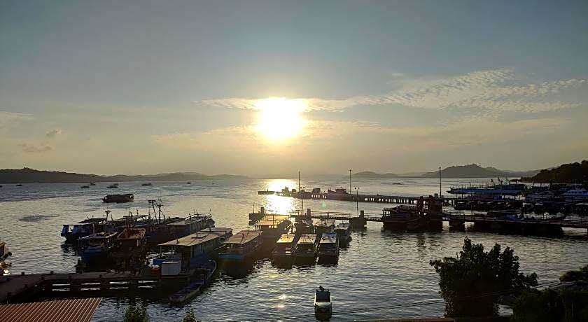 The Upper Deck Hotel