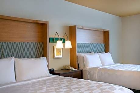 Queen Suite with Two Queen Beds and Balcony - Mountain View