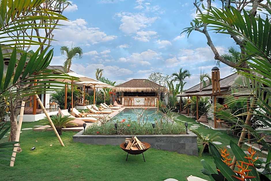 EHOA NYANYI BEACH Boutique Hotel - In front of entrance to NUANU