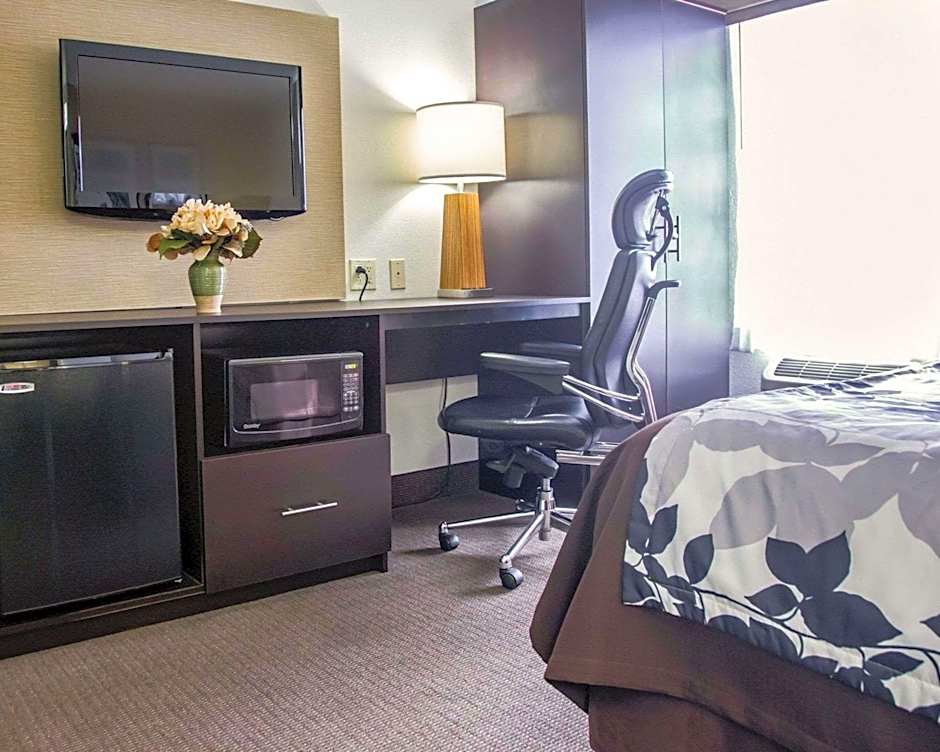 Photo 1 of 2 of 1 Queen Bed, Accessible