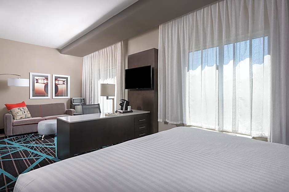 Holiday Inn Express & Suites Charlotte Airport By IHG
